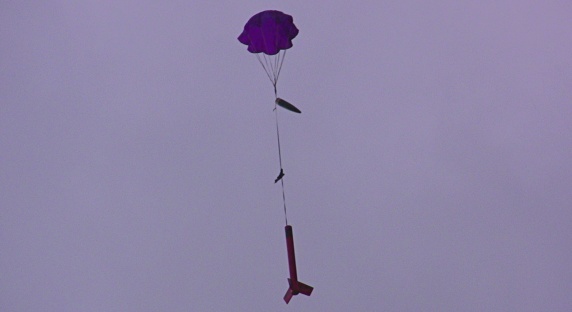 Der Big Red Max under
        parachute